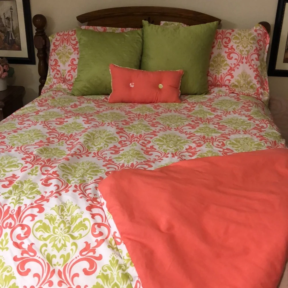 4 piece full size comforter set! EXCLUDES 2 GREEN PILLOWS! Len. 86 1/2” w 81”